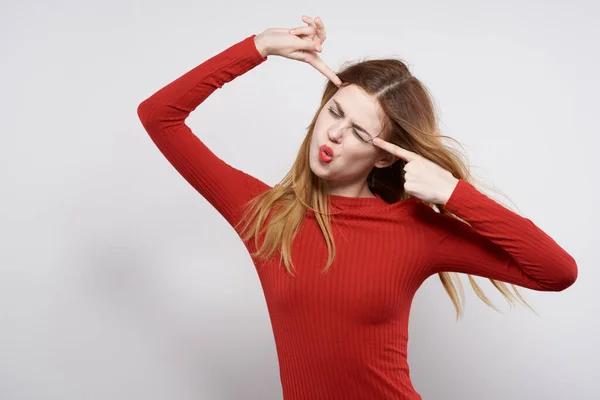 Bonita mulher atraente olhar penteado maquiagem luz fundo — Fotografia de Stock