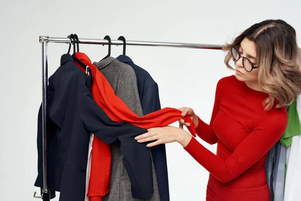 Vidám nő szemüveg mellett ruhák divat szórakoztató érzelmek — Stock Fotó