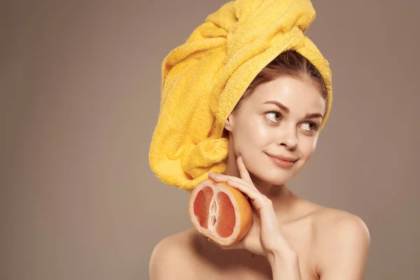 Wanita cantik dengan tubuh telanjang setelah mandi jeruk di tangan dipotong memandang — Stok Foto