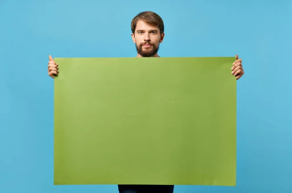 독특 한 배경을 가진 마케팅 전문가의 손에 있는 잘생긴 녹색 종이 — 스톡 사진