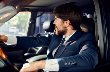 Sakallı adam resmi yolcu yolu zengin.