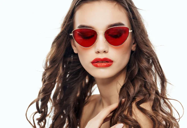Morena bonita usando óculos de sol glamour luxo moda posando — Fotografia de Stock