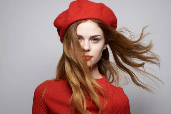 त्याच्या डोक्यावर लाल टोपी असलेली सुंदर स्त्री ग्लॅमर वेगळे पार्श्वभूमी — स्टॉक फोटो, इमेज
