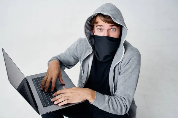 Анонимность человека в маске Предупреждение балаклава изолированный фон — стоковое фото