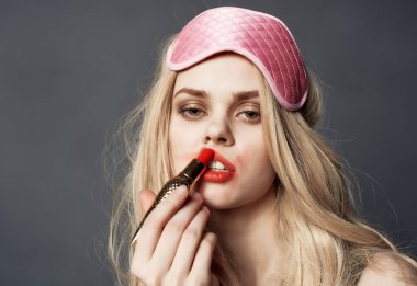 Sarhoş kadın ruj sürmüş gece hayatı alkol şişesi koyu arkaplan