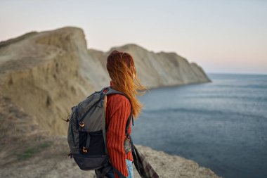Kadın turist kırmızı filtre seyahat dağları manzara macerası
