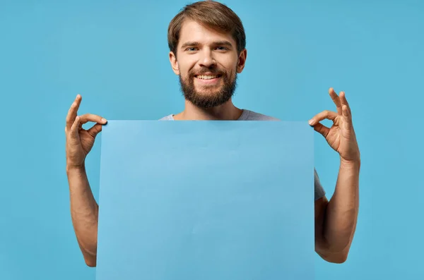 파란만장 한 청색 종이를 판매하는 즐거움을 주는 사람 — 스톡 사진