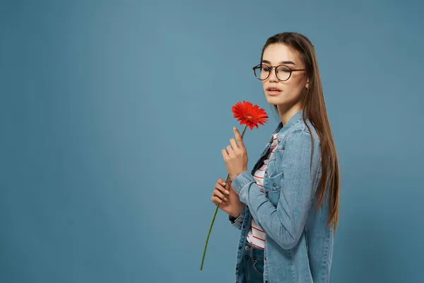 Csinos nő visel szemüveg piros virág nyári stílus kék háttér — Stock Fotó