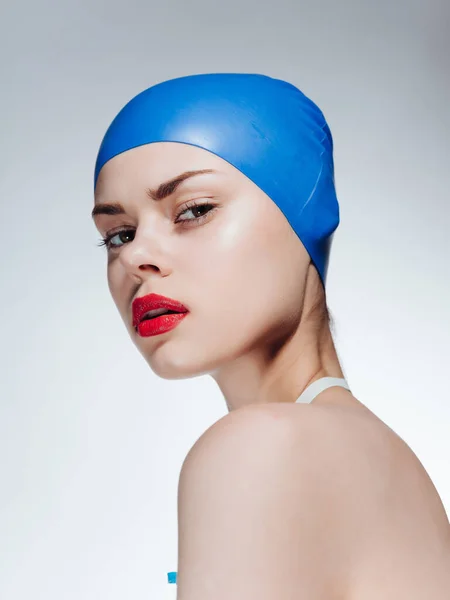 头戴红唇泳帽的女运动员 — 图库照片
