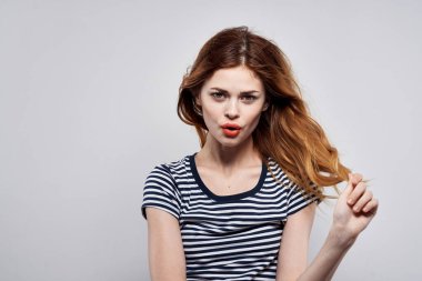 Neşeli kadın saç stili neşesi. Moda pozu. Çekici görünüyor.