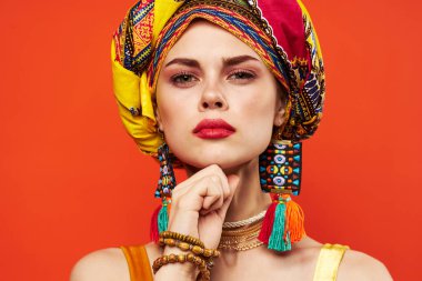 Neşeli kadın çok renkli şal etnik köken Afrikalı stili dekorasyon Stüdyo Model