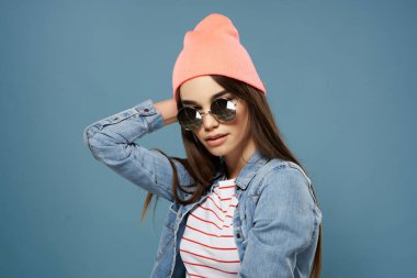 Çizgili tişörtlü, modern stil yaz kıyafetleri içinde şık bir kadın.