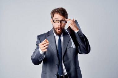 Sanal para elde kripto para işadamları izole arka plan