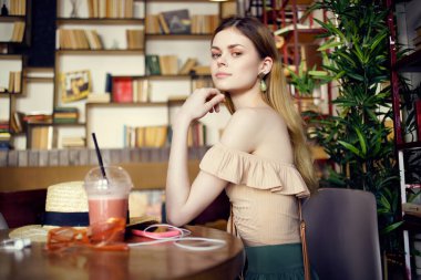 Güzel bir kadın rahat yaşam tarzı kitabı içer.