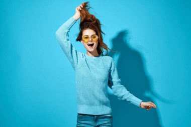 Moda gözlüklü güzel kadın mavi arka plan