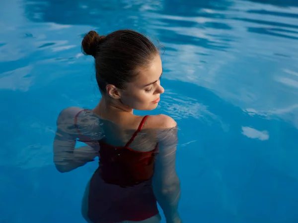 Mulher bonita em maiô na piscina natureza voltar vista estilo de vida — Fotografia de Stock