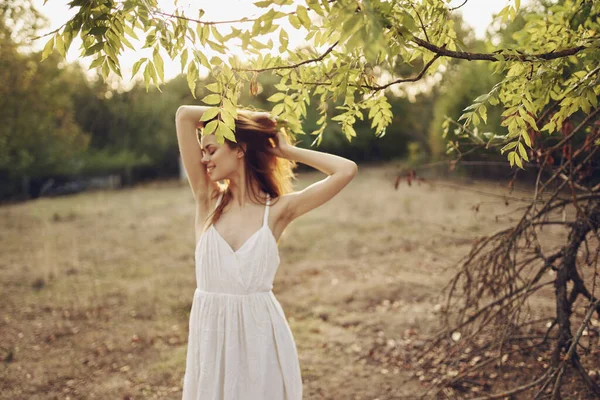 Mulher alegre no campo natureza verão estilo de vida — Fotografia de Stock