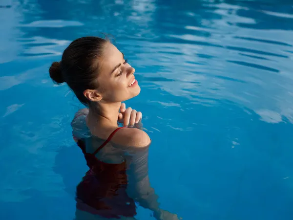 Веселая женщина в бассейне на природе красный купальник отдыха природы — стоковое фото