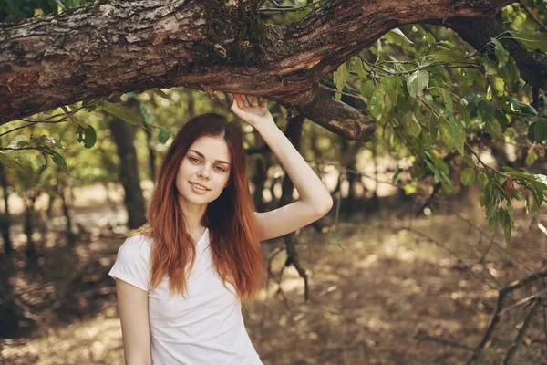 Vacker kvinna utomhus vid trädet Sun frihet resa — Stockfoto