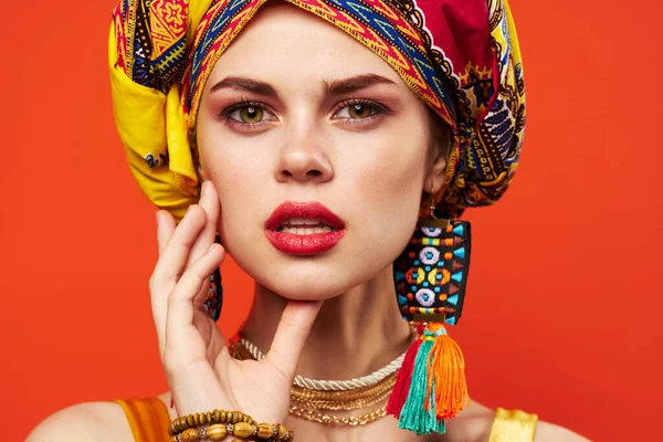 Bella donna in turbante multicolore aspetto attraente Gioielli Studio Modello — Foto Stock