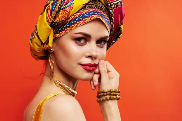 Όμορφη γυναίκα σε πολύχρωμο τουρμπάνι ελκυστική εμφάνιση Κοσμήματα απομονωμένο φόντο — Φωτογραφία Αρχείου