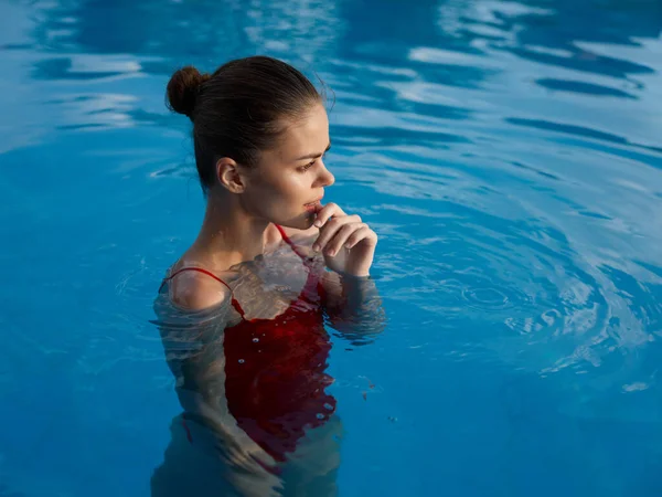 3.妇女在游泳池里游泳,以享受暑假 — 图库照片