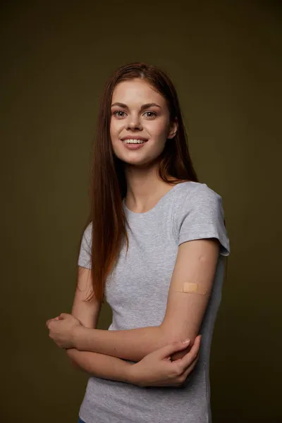 Leende kvinna vaccin pass sjukvård isolerad bakgrund — Stockfoto