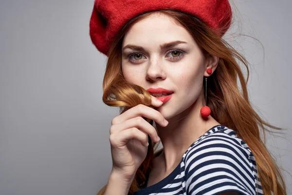 Donna allegra in una t-shirt a righe labbra rosse gesto con le mani stile di vita — Foto Stock