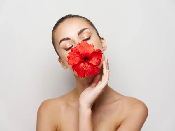 Nő meztelen vállak piros virág a szájban vágott kilátás — Stock Fotó