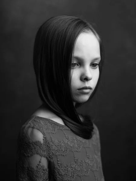 Aranyos lány fekete-fehér fotó elégedetlenség szomorúság — Stock Fotó