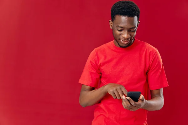 Man med telefon i händerna psykologi kommunikation glädje isolerad bakgrund — Stockfoto