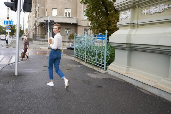 Student med en bok i händerna utomhus läsa kommunikation — Stockfoto