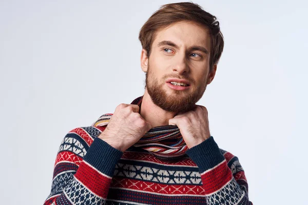 Freddo uomo maglione salute problemi influenza infezione luce sfondo — Foto Stock