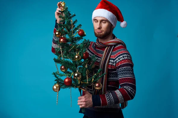 Noel 'de beyaz bir poster stüdyosunda poz veren yakışıklı bir adam. — Stok fotoğraf