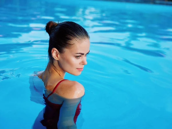 Mujer bonita en la piscina traje de baño rojo naturaleza de lujo relajación —  Fotos de Stock