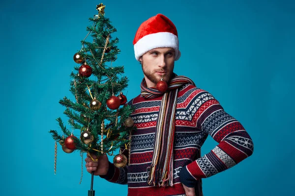 Homme émotionnel dans un chapeau santa Décorations de Noël vacances Nouvel An fond rouge — Photo