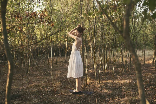 Beyaz elbiseli kadın yaz mevsiminde temiz hava alır.