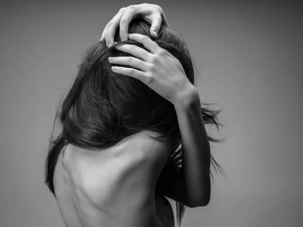 Женщина с обнаженным телом стоит на спине фигура черно-белого фона — стоковое фото