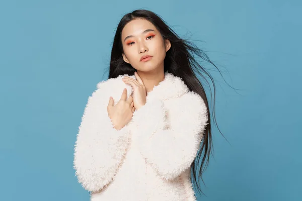 Красивая женщина азиатская внешность косметика на лице зимняя одежда мода — стоковое фото