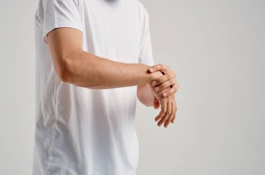 El ele tutuşan adam sağlık sorunları yaşıyor.