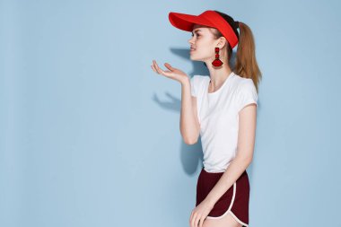 Yaz kıyafetleri içinde güzel bir kız. Hayat tarzı cazibesi.