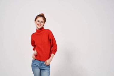 Kırmızı dudaklı kadın çekici görünüyor.