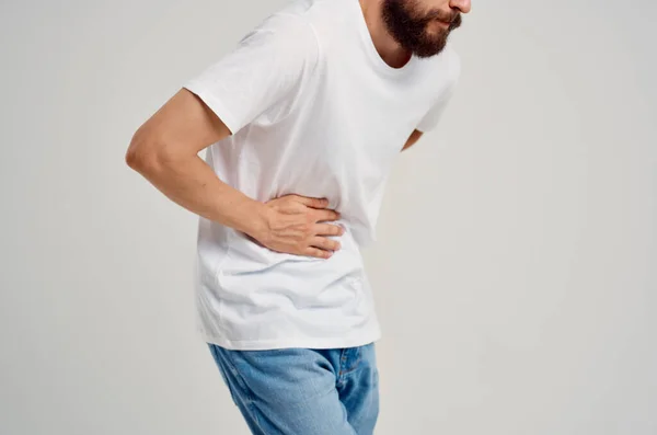 Hombre sosteniendo su dolor de estómago insatisfacción problemas de salud malestar —  Fotos de Stock