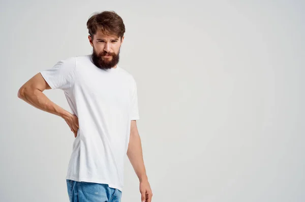 背中関節炎を患っている髭の男健康上の問題 — ストック写真