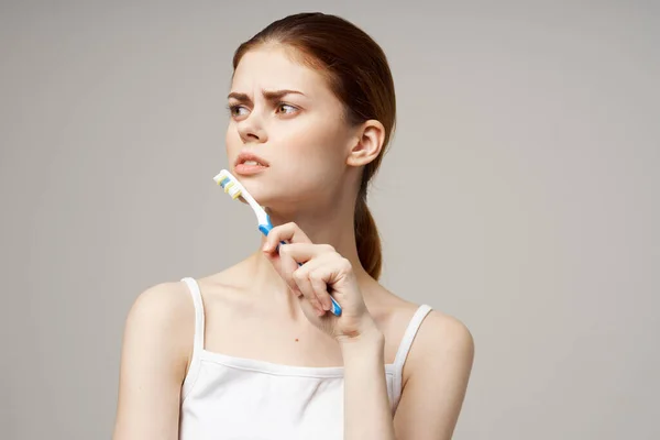 Elinde diş fırçası olan bir kadın sabah hijyen stüdyosu yaşam tarzı — Stok fotoğraf