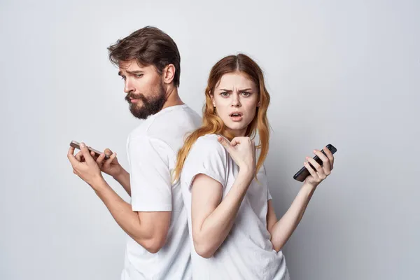 Ehepaar Familie mit Telefonen in der Hand Kommunikation Studio Lebensstil — Stockfoto