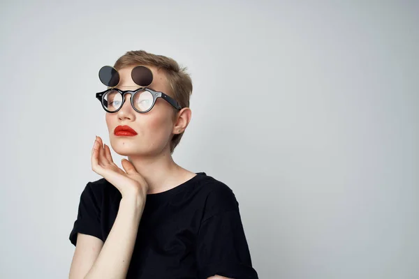 ダブルメガネのファッションライトバックの短い髪の女性 — ストック写真