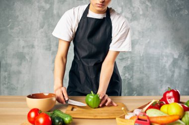 Aşçı kadın mutfakta sebze doğrama tahtası