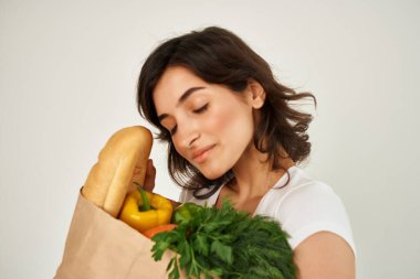 Market alışverişi yapan güzel bir esmer.