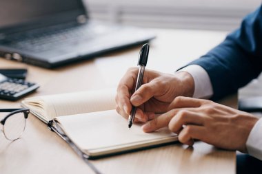 Ofis duygularında bir dizüstü bilgisayar için çalışan yönetici.